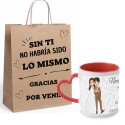 Tasse personnalisée en forme de cœur de mariage avec poignée présentée dans un sac kraft