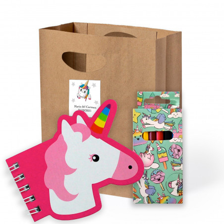 Carnet licorne et crayons de couleur dans une boîte licorne dans un sachet avec adhésif personnalisé pour plus de détails