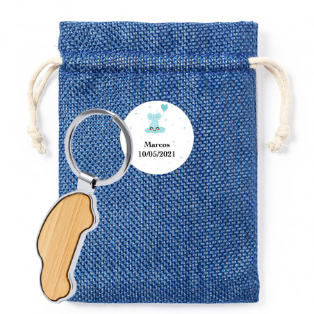 Porte clés en bambou en forme de voiture présenté dans un sac en tissu avec adhésif personnalisé pour les détails