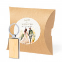 Porte clés en bambou dans une enveloppe kraft personnalisée pour les détails du mariage