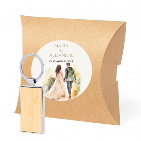 Porte clés en bambou dans une enveloppe kraft personnalisée pour les détails du mariage
