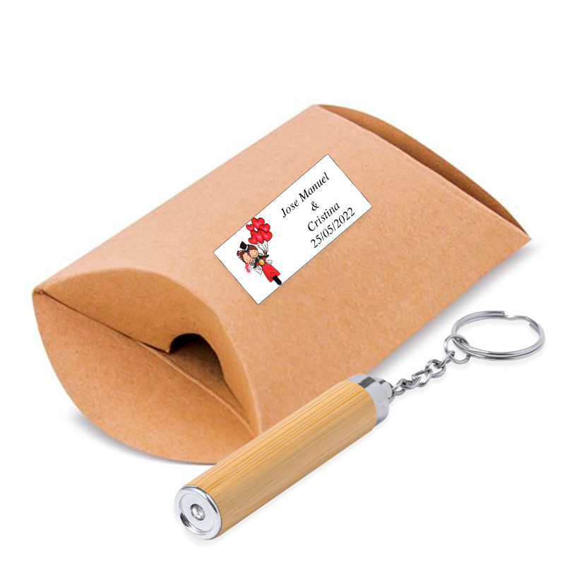 Porte clés lanterne en bambou dans une enveloppe kraft personnalisée pour les détails du mariage