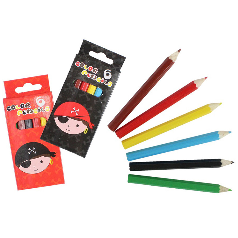 Crayons de couleur dans une boîte pirate