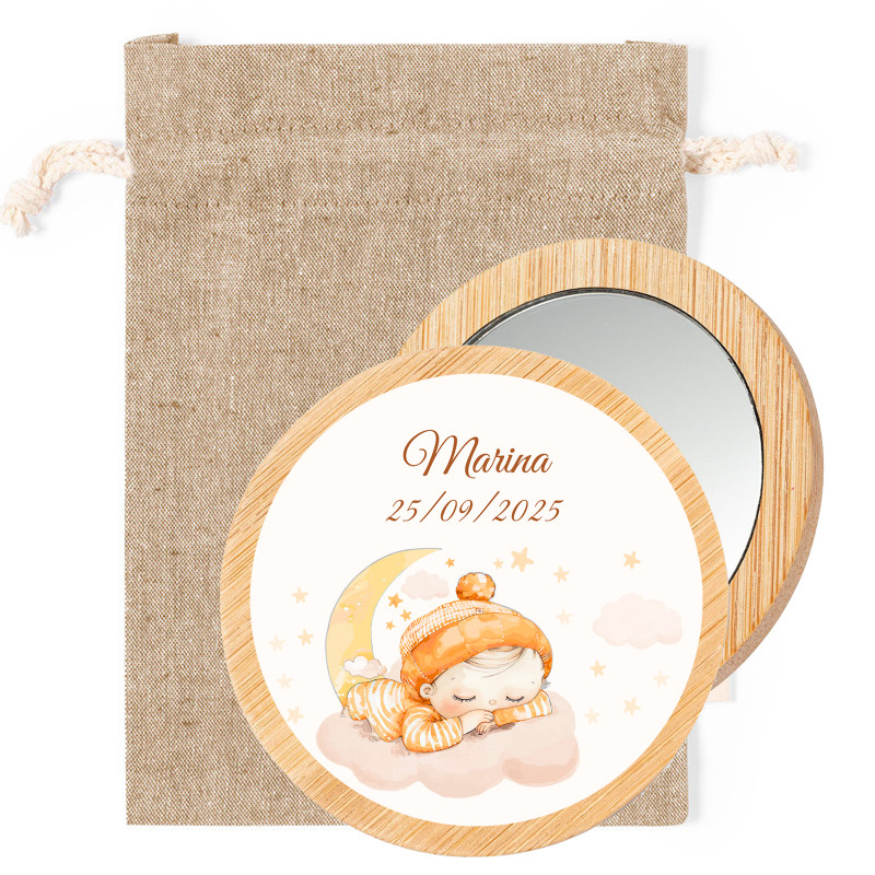 Miroir rond en bois personnalisé présenté dans une pochette en tissu pour les détails du baptême