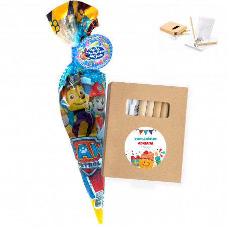 Coffret de dessins et couleurs pour un coloriage personnalisé avec un cornet de bonbons pour plus de détails