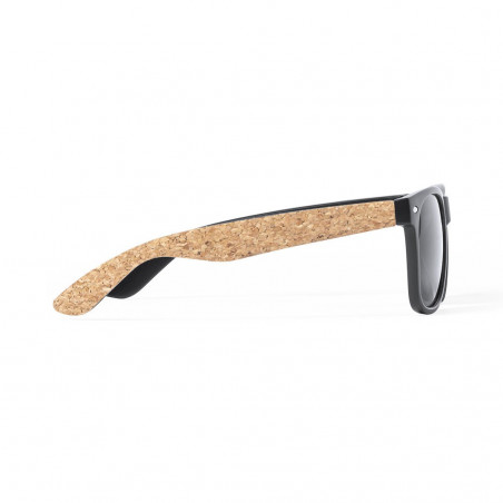 Lunettes de soleil noires avec branches en liège dans un étui assorti personnalisées avec autocollant pour mariages et