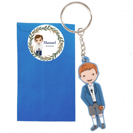 Porte clés communion garçon dans enveloppe kraft bleue personnalisée avec adhésif