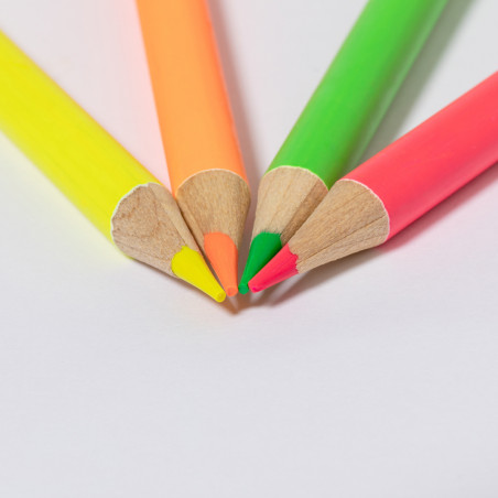 Crayons fluorés 4 couleurs dans une boîte en carton pour les détails des enfants