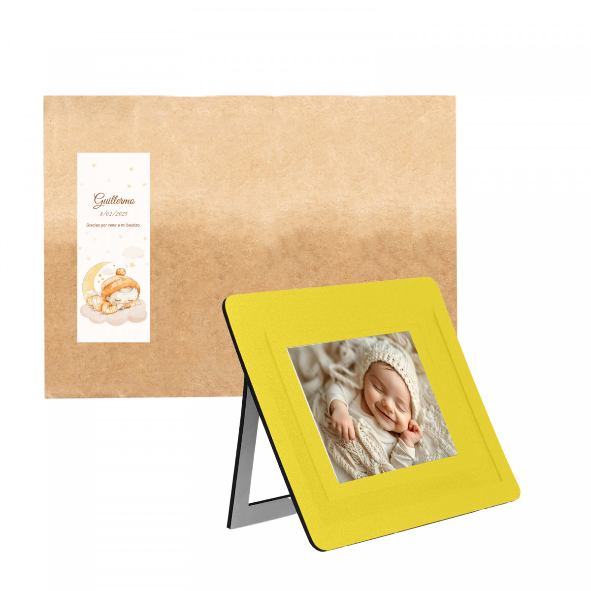 Tapis photo jaune dans enveloppe papier kraft personnalisé avec autocollant bébé pour détails baptême