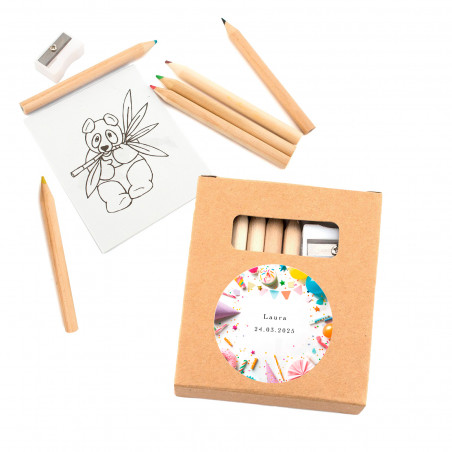 Étui à colorier avec feuilles et crayons de couleur et autocollant anniversaire personnalisable pour plus de détails