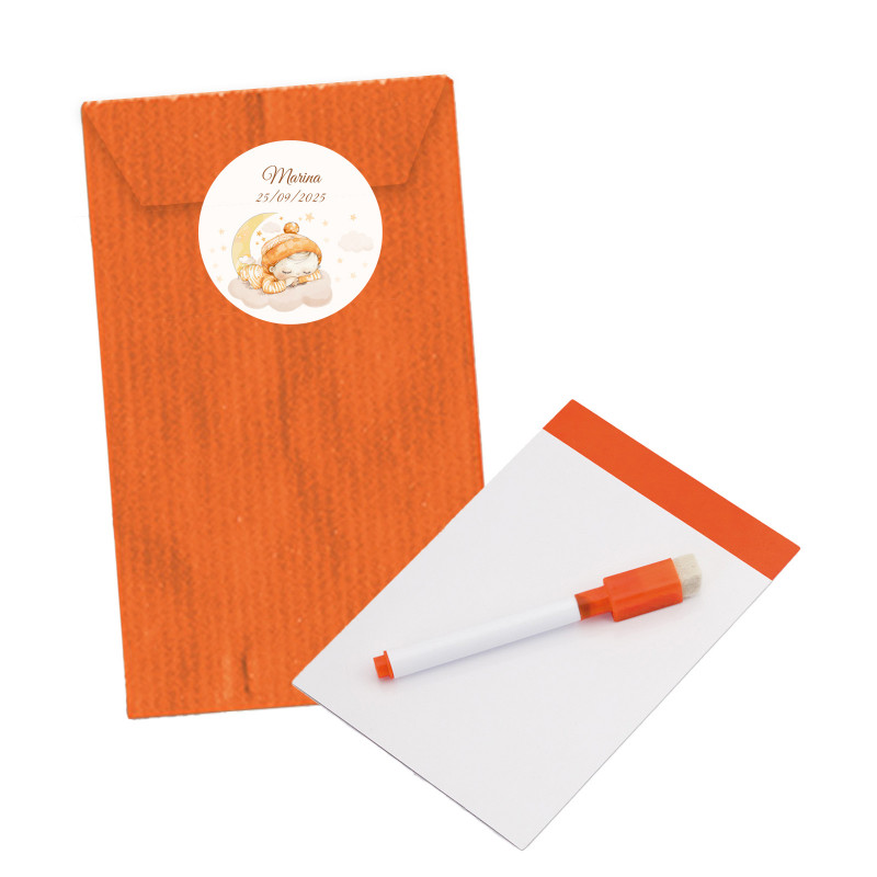 Tableau aimanté et marqueur assorti avec enveloppe kraft orange et autocollant de baptême à offrir en cadeau